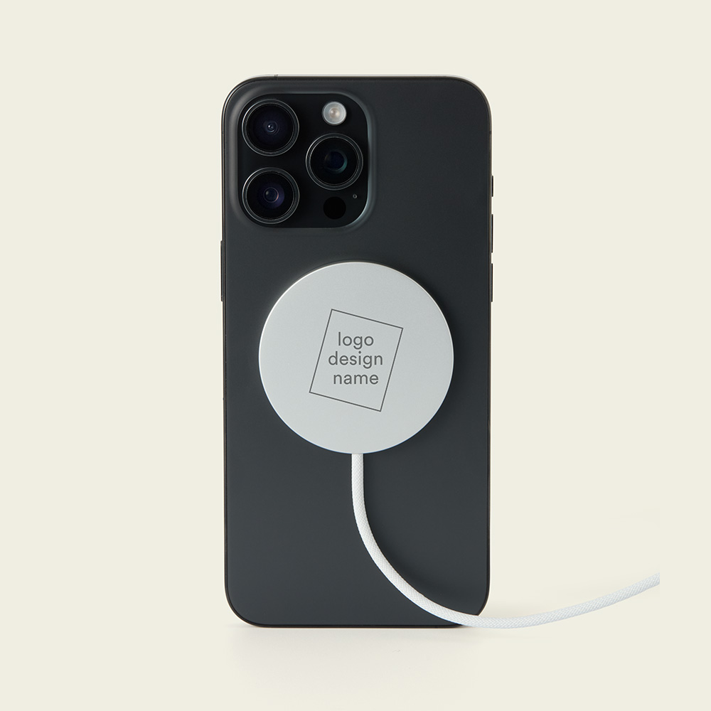 Apple MagSafe oplader gepersonaliseerd met logo, bevestigd aan de achterkant van een iPhone