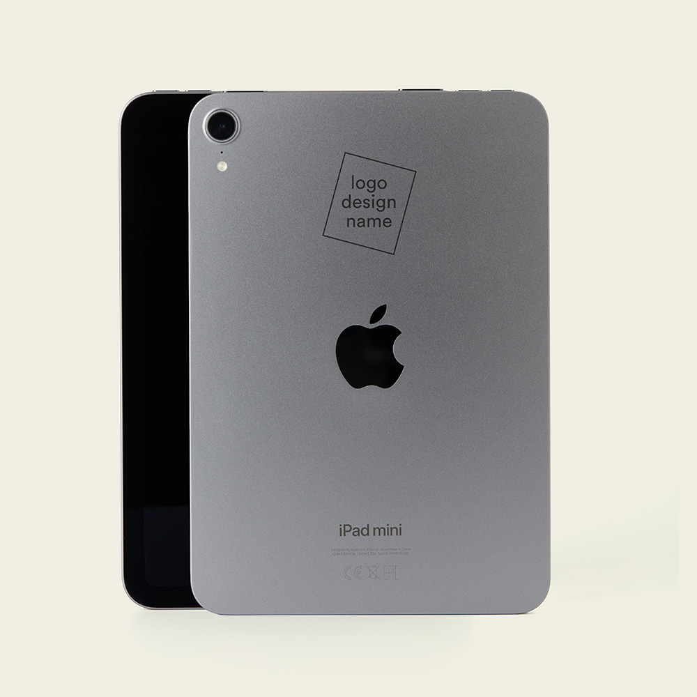 Spacegrijze Apple iPad mini 7 met een logo in het midden, voor personalisatie met jouw eigen logo.